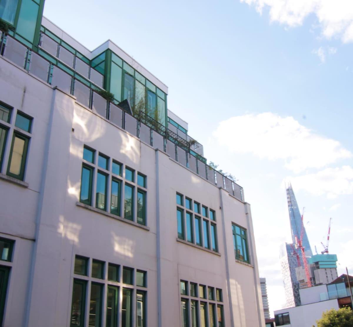 Tower Bridge - Stunning 2 Bed Ensuite Flat *